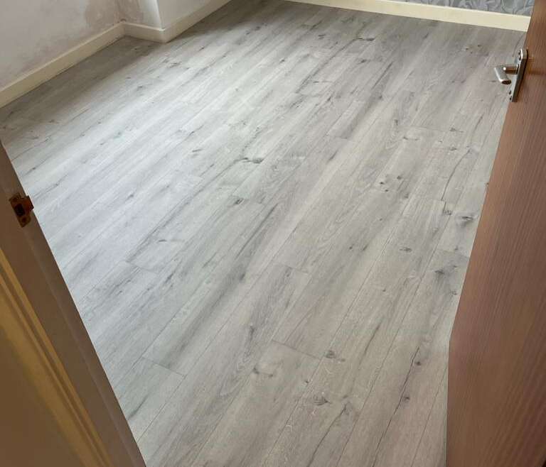 bedroom-lvt-grey